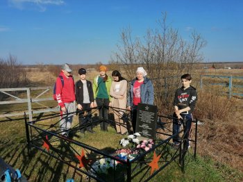 Отряд волонтеров: уборка мест захоронения